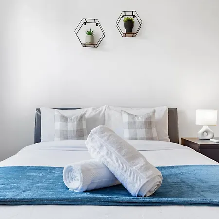 Luxury 4 Bedroom Flat With Stunning Shard View From Terrace In London! Next To Station, Sleeps 9