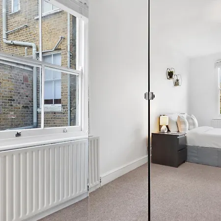 Apartment Luxury 4 Bedroom Flat With Stunning Shard View From Terrace In London! Next To Station, Sleeps 9