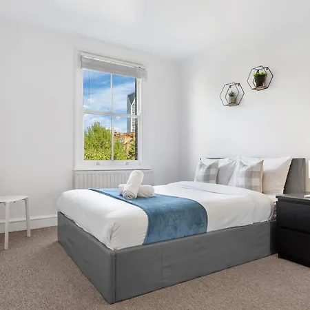 Apartment Luxury 4 Bedroom Flat With Stunning Shard View From Terrace In London! Next To Station, Sleeps 9 *