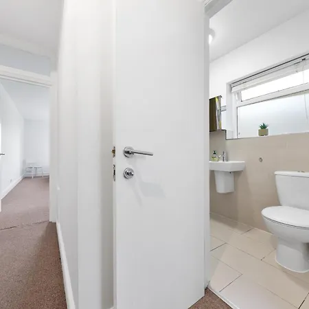 Luxury 4 Bedroom Flat With Stunning Shard View From Terrace In London! Next To Station, Sleeps 9 Apartment London