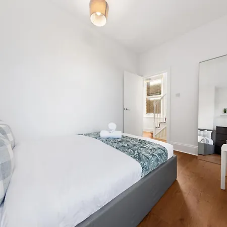 Apartment Luxury 4 Bedroom Flat With Stunning Shard View From Terrace In London! Next To Station, Sleeps 9 London