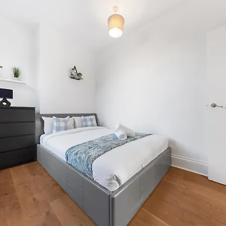Luxury 4 Bedroom Flat With Stunning Shard View From Terrace In London! Next To Station, Sleeps 9 *
