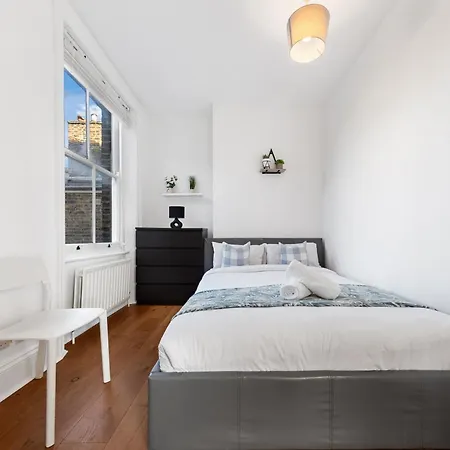 Luxury 4 Bedroom Flat With Stunning Shard View From Terrace In London! Next To Station, Sleeps 9 London