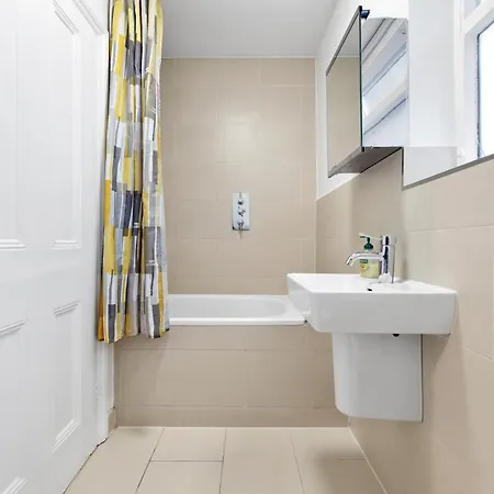 Luxury 4 Bedroom Flat With Stunning Shard View From Terrace In London! Next To Station, Sleeps 9 * London
