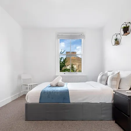 Luxury 4 Bedroom Flat With Stunning Shard View From Terrace In London! Next To Station, Sleeps 9 Apartment *