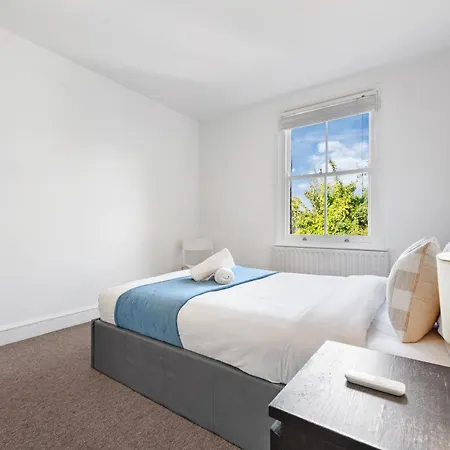Apartment Luxury 4 Bedroom Flat With Stunning Shard View From Terrace In London! Next To Station, Sleeps 9 *