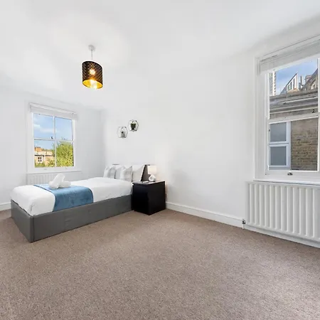 Luxury 4 Bedroom Flat With Stunning Shard View From Terrace In London! Next To Station, Sleeps 9 Apartment London