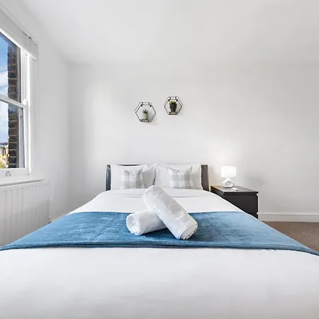 Apartment Luxury 4 Bedroom Flat With Stunning Shard View From Terrace In London! Next To Station, Sleeps 9 London