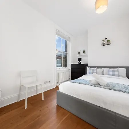 Luxury 4 Bedroom Flat With Stunning Shard View From Terrace In London! Next To Station, Sleeps 9 *