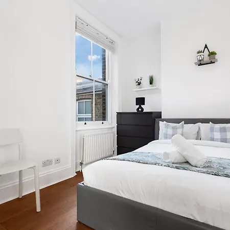 Luxury 4 Bedroom Flat With Stunning Shard View From Terrace In London! Next To Station, Sleeps 9