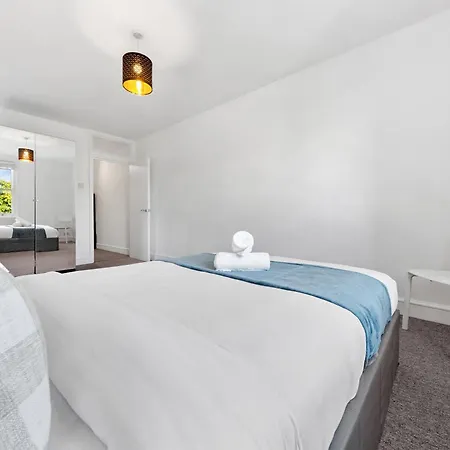 Apartment Luxury 4 Bedroom Flat With Stunning Shard View From Terrace In London! Next To Station, Sleeps 9