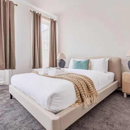דירה Large & Charming 5br House Near Kensington Olympia לונדון
