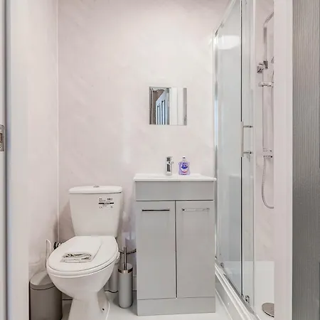 Large & Charming 5br House Near Kensington Olympia דירה לונדון