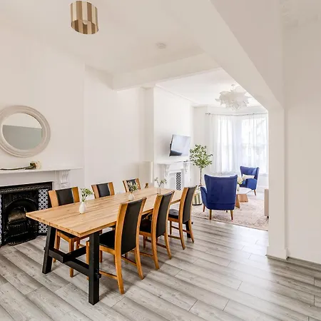 Large & Charming 5br House Near Kensington Olympia דירה *