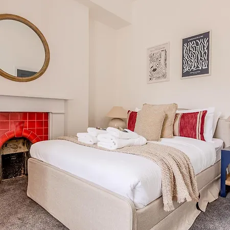 Large & Charming 5br House Near Kensington Olympia דירה *