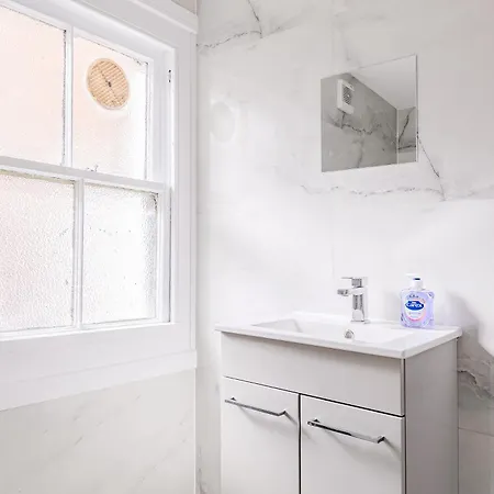 Large & Charming 5br House Near Kensington Olympia *