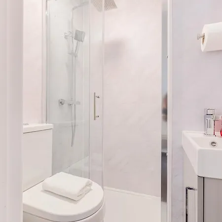 Large & Charming 5br House Near Kensington Olympia *