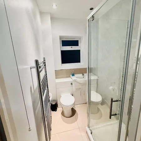 Holiday home 20 Lees Road Uxbridge Ub8 3at *