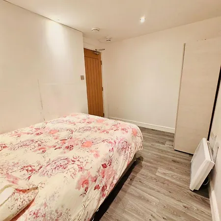 Holiday home 20 Lees Road Uxbridge Ub8 3at Hillingdon