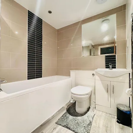 Holiday home 20 Lees Road Uxbridge Ub8 3at