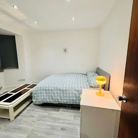 20 Lees Road Uxbridge Ub8 3at *