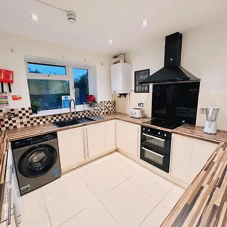 Holiday home 20 Lees Road Uxbridge Ub8 3at *