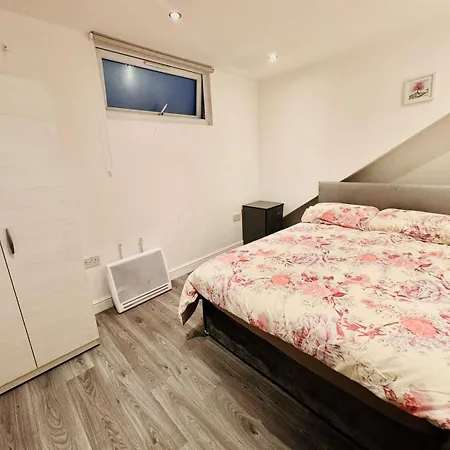 20 Lees Road Uxbridge Ub8 3at * Hillingdon
