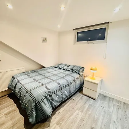 Holiday home 20 Lees Road Uxbridge Ub8 3at Hillingdon