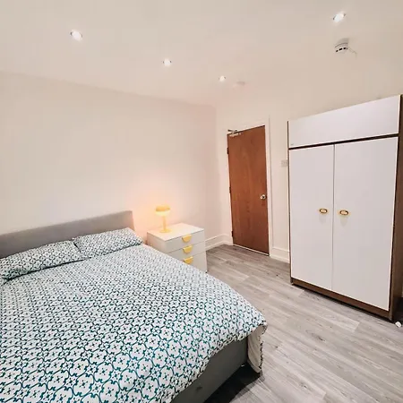 20 Lees Road Uxbridge Ub8 3at *