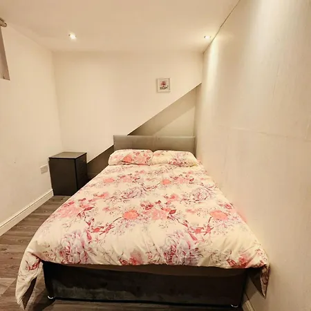 20 Lees Road Uxbridge Ub8 3at