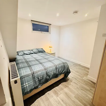 20 Lees Road Uxbridge Ub8 3at Holiday home