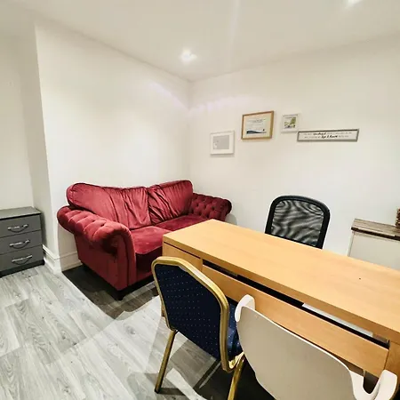20 Lees Road Uxbridge Ub8 3at Holiday home *