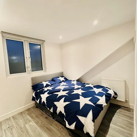 Holiday home 20 Lees Road Uxbridge Ub8 3at