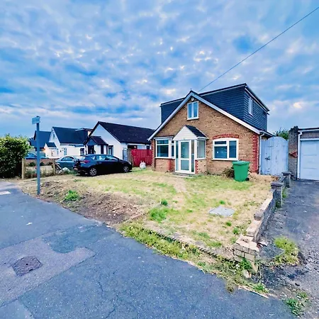 Holiday home 20 Lees Road Uxbridge Ub8 3at Hillingdon