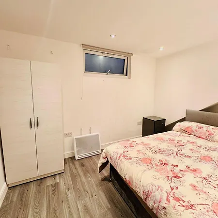 20 Lees Road Uxbridge Ub8 3at