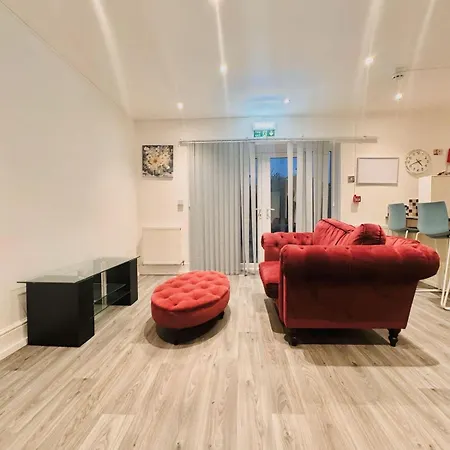 Holiday home 20 Lees Road Uxbridge Ub8 3at *
