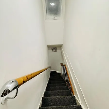 20 Lees Road Uxbridge Ub8 3at