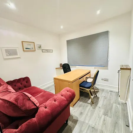 20 Lees Road Uxbridge Ub8 3at Holiday home Hillingdon