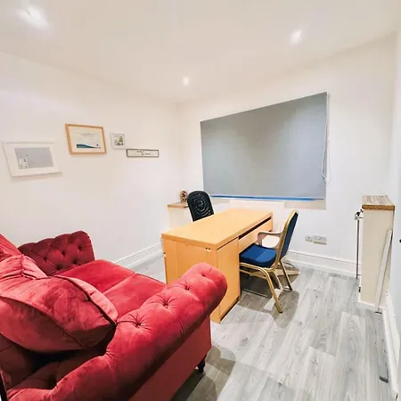 Holiday home 20 Lees Road Uxbridge Ub8 3at