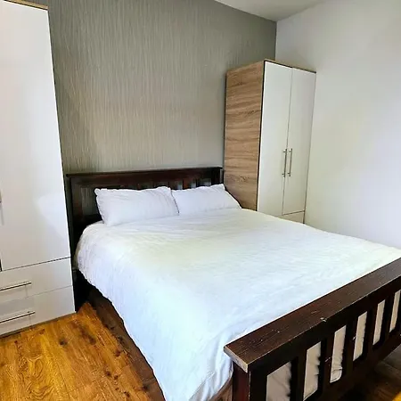 Super Cozy 2 Bed 2 Bath Ground Floor Flat! * London