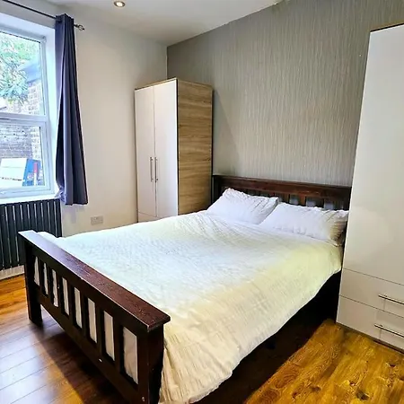 Apartment Super Cozy 2 Bed 2 Bath Ground Floor Flat! London