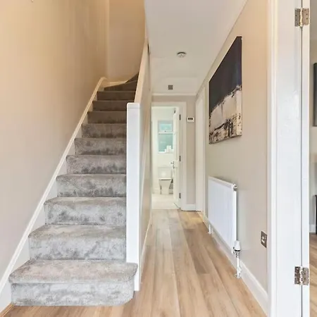 Holiday home Modern 4 Bed House Ideal For Groups, Contractors Near Airport & O2 Arena, Free Parking & Wifi Included London