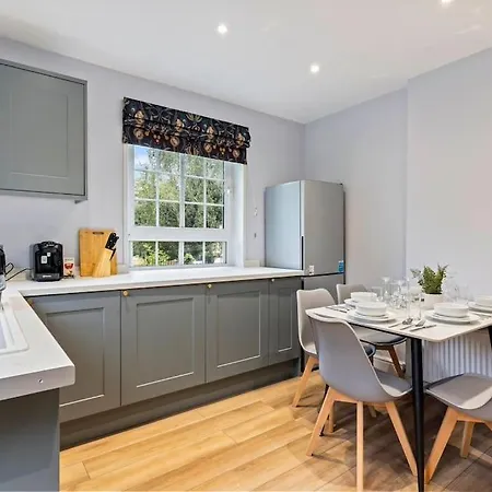 Holiday home Modern 4 Bed House Ideal For Groups, Contractors Near Airport & O2 Arena, Free Parking & Wifi Included