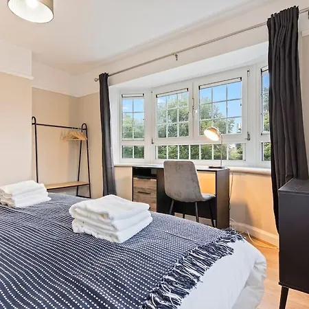Holiday home Modern 4 Bed House Ideal For Groups, Contractors Near Airport & O2 Arena, Free Parking & Wifi Included