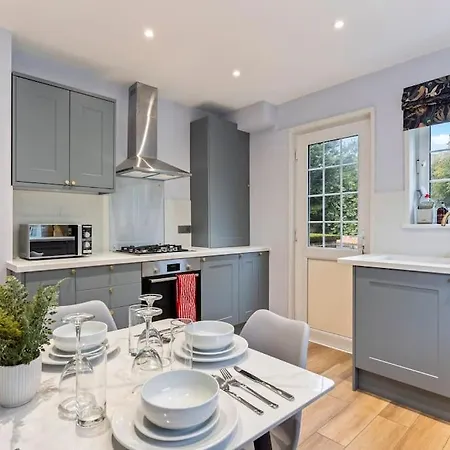 Holiday home Modern 4 Bed House Ideal For Groups, Contractors Near Airport & O2 Arena, Free Parking & Wifi Included London