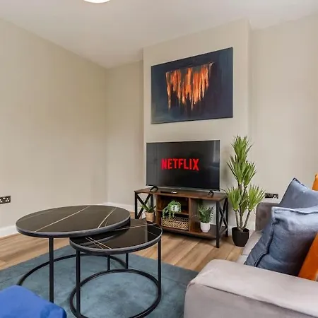 Modern 4 Bed House Ideal For Groups, Contractors Near Airport & O2 Arena, Free Parking & Wifi Included *