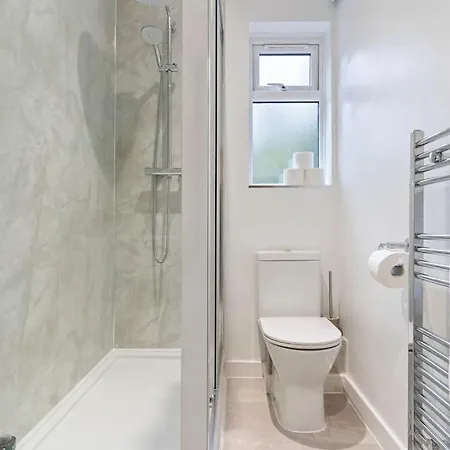 Modern 4 Bed House Ideal For Groups, Contractors Near Airport & O2 Arena, Free Parking & Wifi Included Holiday home *