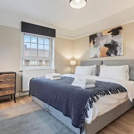 Modern 4 Bed House Ideal For Groups, Contractors Near Airport & O2 Arena, Free Parking & Wifi Included Holiday home London