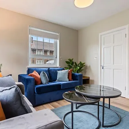 Modern 4 Bed House Ideal For Groups, Contractors Near Airport & O2 Arena, Free Parking & Wifi Included *