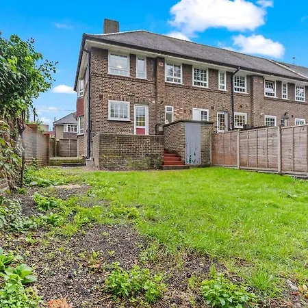 Modern 4 Bed House Ideal For Groups, Contractors Near Airport & O2 Arena, Free Parking & Wifi Included * London